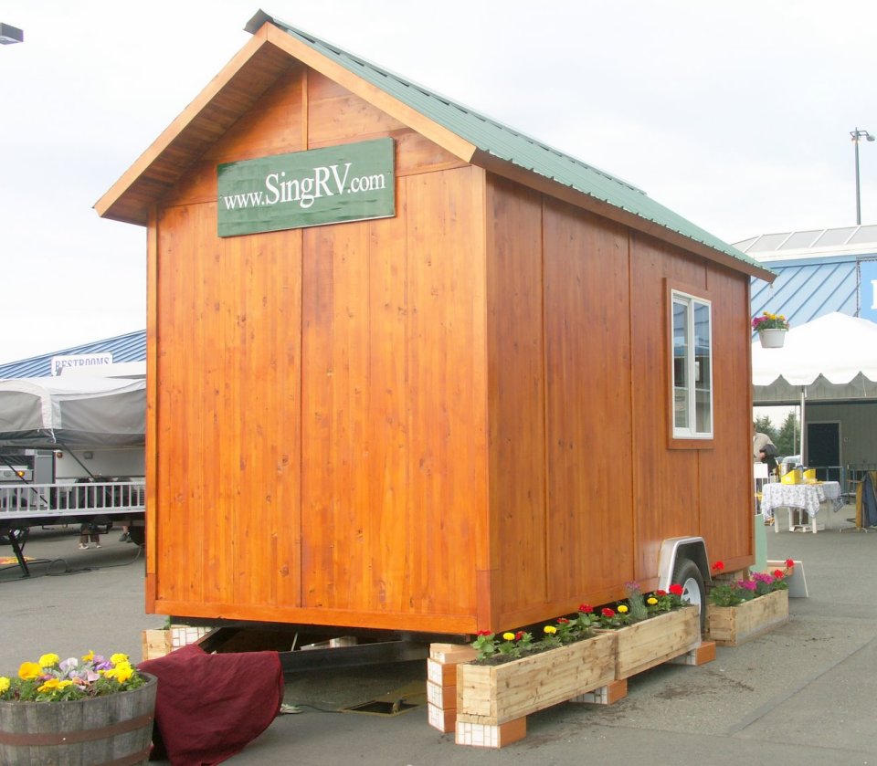 Portable shed on wheels decorated with flowers – Non-warping patented
